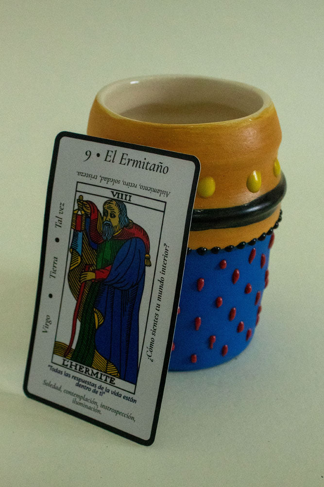El Ermitaño — Taza de Cerámica inspirada en el Tarot de Marsella
