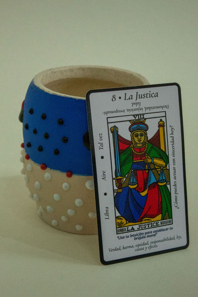 La Justicia - Taza de Cerámica inspirada en el Tarot de Marcella