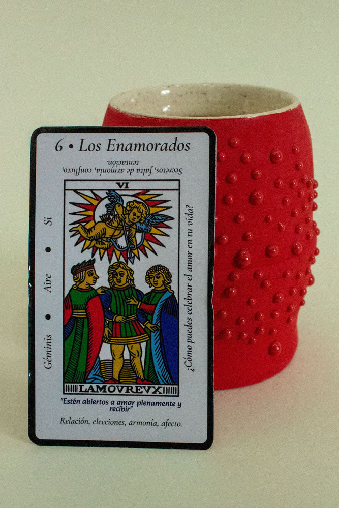 Los Enamorados - Taza de Cerámica inspirada en el Tarot de Marcella